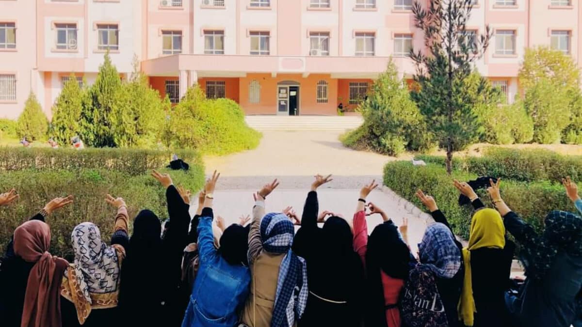 Mujeres ante la Universidad de Herat, en Afganitán