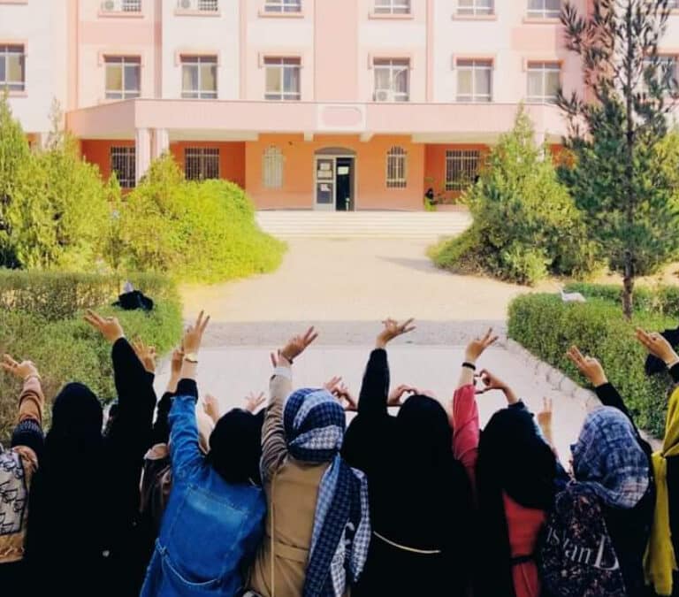 "Es imposible construir un país sin mujeres como quieren los talibanes"