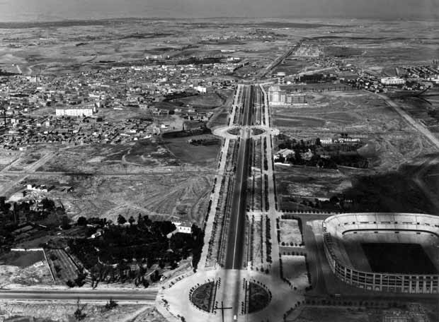 Paseo de la Castellana a la altura del estadio ahora Santiago Bernabéu en 1946