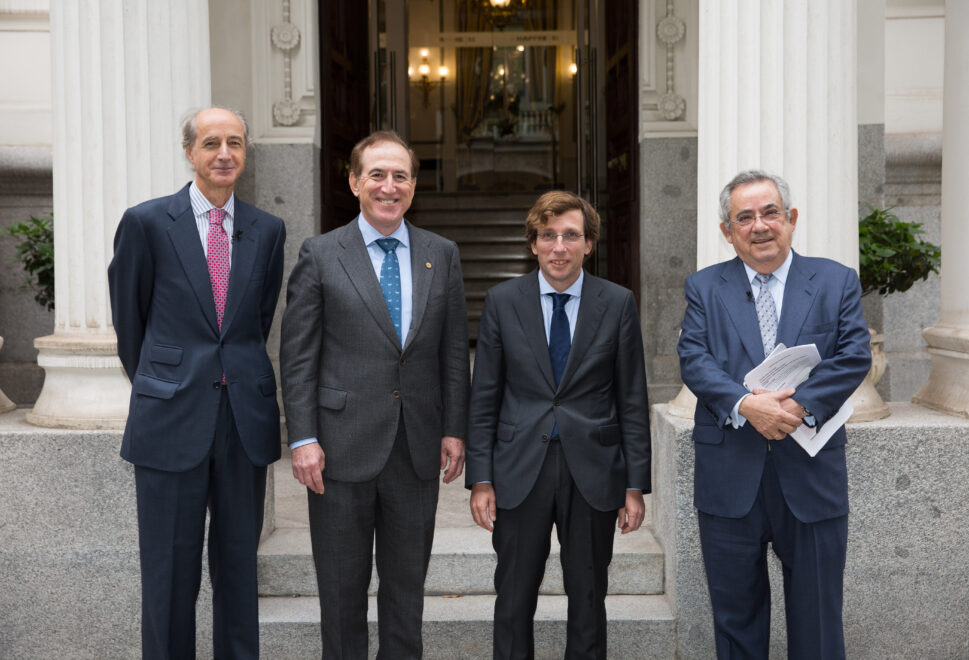 Mapfre ilumina la historia y los secretos del Palacio de Elduayen, su joya de la corona. Un libro recorre la apasionante historia de la sede de la compañía aseguradora en el Paseo de Recoletos de Madrid. De izquierda a derecha, Ignacio Pérez-Blanco y Pernas, autor del libro 'El Palacio de Elduayen', Antonio Huertas, presidente de Mapfre, José Luis Martínez-Almeida, alcalde de Madrid, y Alberto Manzano, exvicepresidente de Mapfre, ante la puerta del Palacio de Elduayen el día de la presentación.