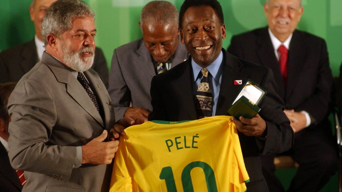 Pelé y Lula con la camiseta brasileña del 10