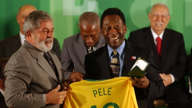 Pelé y Lula con la camiseta brasileña del 10