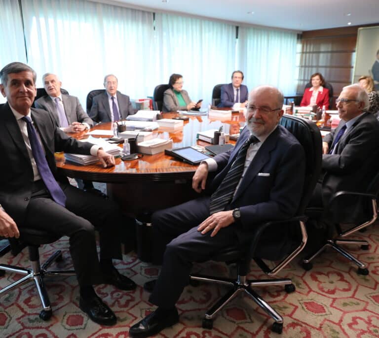 El TC decide entre presiones del Gobierno si paraliza su reforma como pide el PP