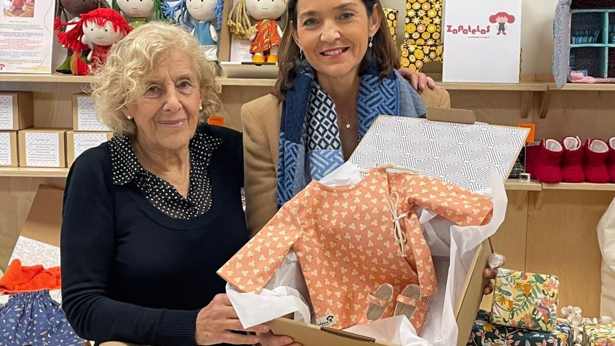 La ministra de Industria y candidata del PSOE por Madrid, Reyes Maroto (d), visita a la exalcaldesa de la capital Manuela Carmena, en el taller-tienda de Zapatelas, en la zona noroeste de la ciudad.