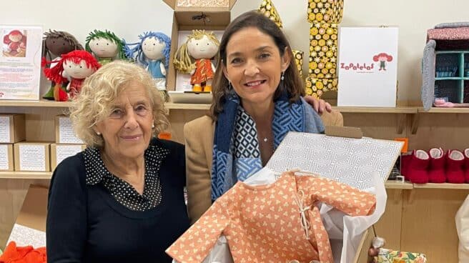 La ministra de Industria y candidata del PSOE por Madrid, Reyes Maroto (d), visita a la exalcaldesa de la capital Manuela Carmena, en el taller-tienda de Zapatelas, en la zona noroeste de la ciudad.