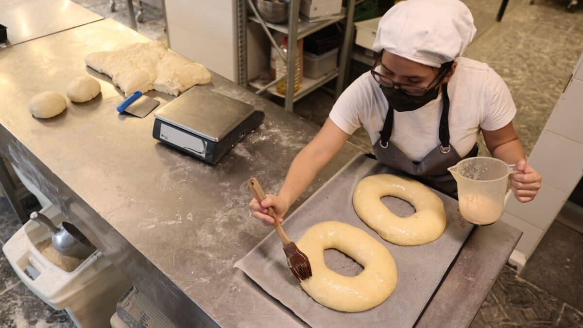 Una empleada prepara masa de un roscón en la pastelería La Magdalena de Proust en Madrid.