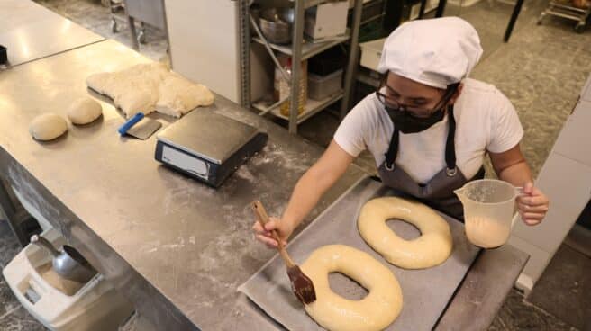 Una empleada prepara masa de un roscón en la pastelería La Magdalena de Proust en Madrid.