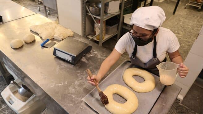 Autónomos ATA Una empleada prepara masa de un roscón en la pastelería La Magdalena de Proust en Madrid.