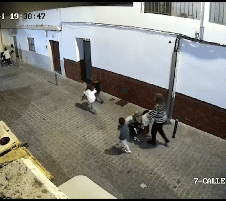 La Policía salva la vida de una niña que sufrió una parada cardiorrespiratoria tras golpearse con un bolardo
