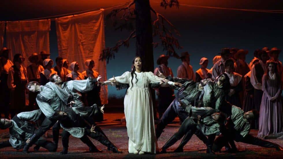 Nadine Sierra (Amina), Coro Titular del Teatro Real y bailarines.