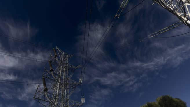 El IPC se dispara en octubre por el encarecimiento de la electricidad y de las gasolinas Una torre eléctrica en Madrid.