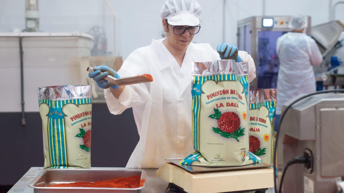 Una trabajadora durante el proceso de envasado del pimentón de La Vera, en la fábrica ‘La Dalia’, La Vera, Cáceres.