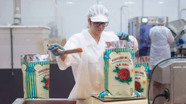 Una trabajadora durante el proceso de envasado del pimentón de La Vera, en la fábrica ‘La Dalia’, La Vera, Cáceres.