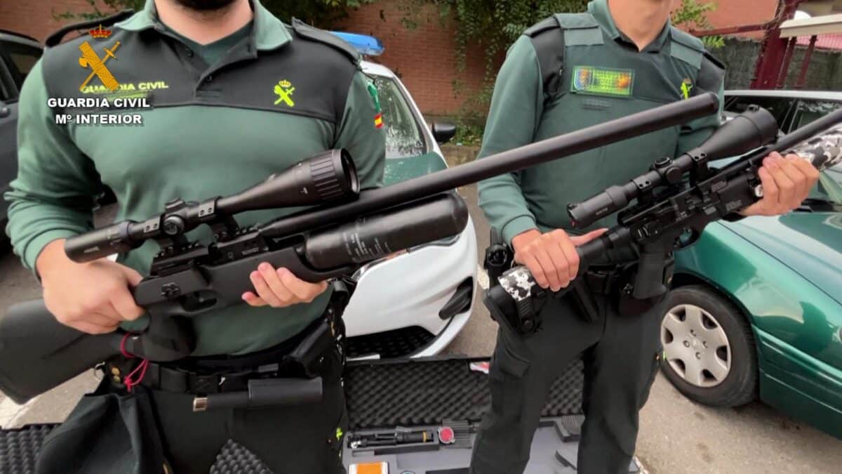 Imagen de dos Guardia Civil con las armas que utilizaba el detenido