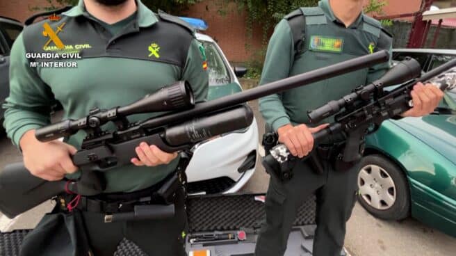 Imagen de dos Guardia Civil con las armas que utilizaba el detenido