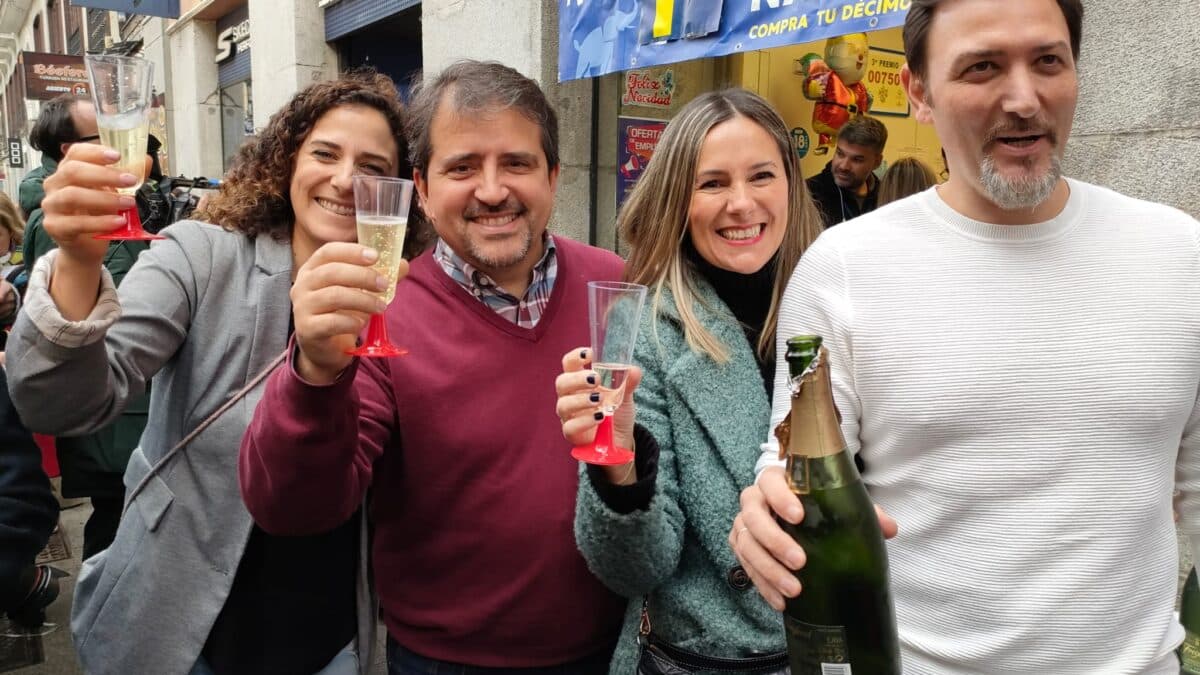 Tamara y Guillermo (los dos de la izquierda) celebrando que han repartido el Gordo de la Lotería de Navidad en su administración