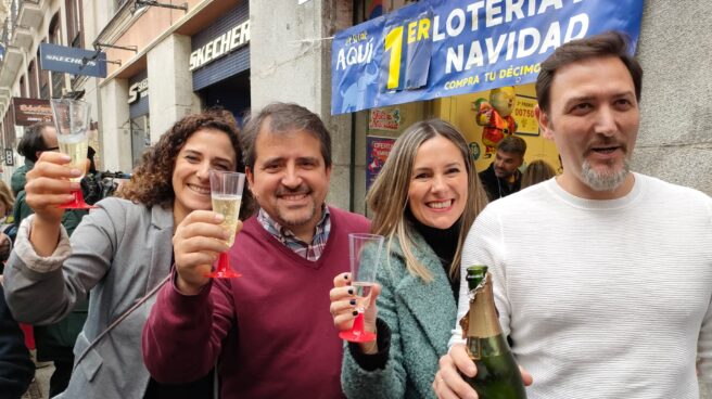 Tamara y Guillermo (los dos de la izquierda) celebrando que han repartido el Gordo de la Lotería de Navidad en su administración Tamara y Guillermo (los dos de la izquierda) celebrando que han repartido el Gordo de la Lotería de Navidad en su administración