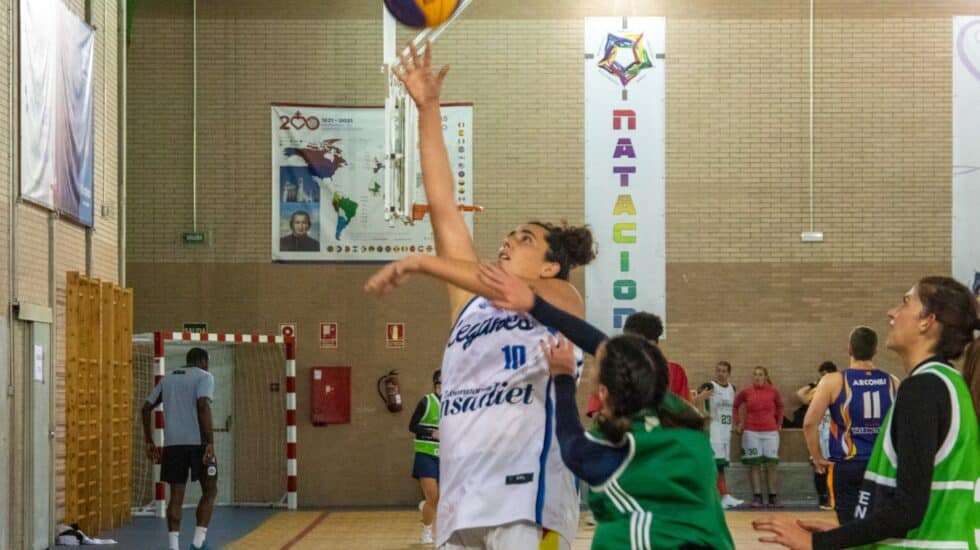 Aitana Cuevas, jugadora de la selección española de 3x3, pelea por un balón durante el torneo del viernes en Madrid