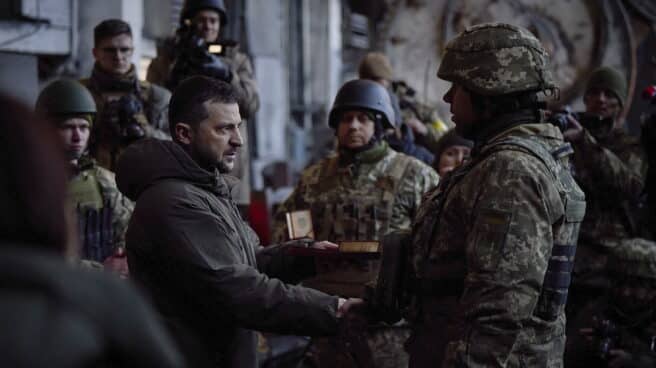 Zelenski en la línea de frente de Bajmut Zelenski saluda a los combatientes en Bajmut