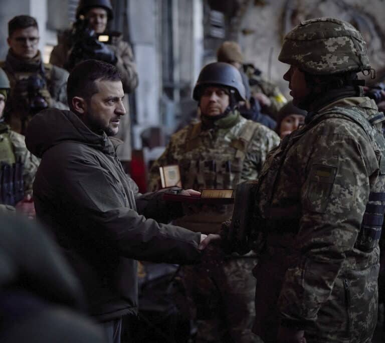 El presidente Zelenski visita Bajmut, la 'zona cero' de la guerra de Ucrania