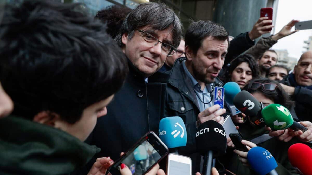 El ex líder catalán Carles Puigdemont (L) y el Consejero de Salud de la Generalitat catalana destituido Antoni Comin (2-L) hablan con la prensa