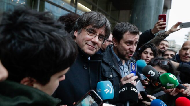 El ex líder catalán Carles Puigdemont (L) y el Consejero de Salud de la Generalitat catalana destituido Antoni Comin (2-L) hablan con la prensa