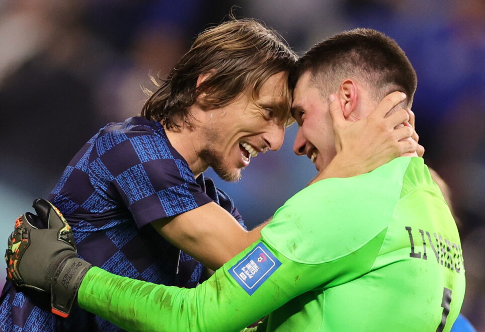 Modric felicita a Livakovic tras ganar a Japón en los penaltis.