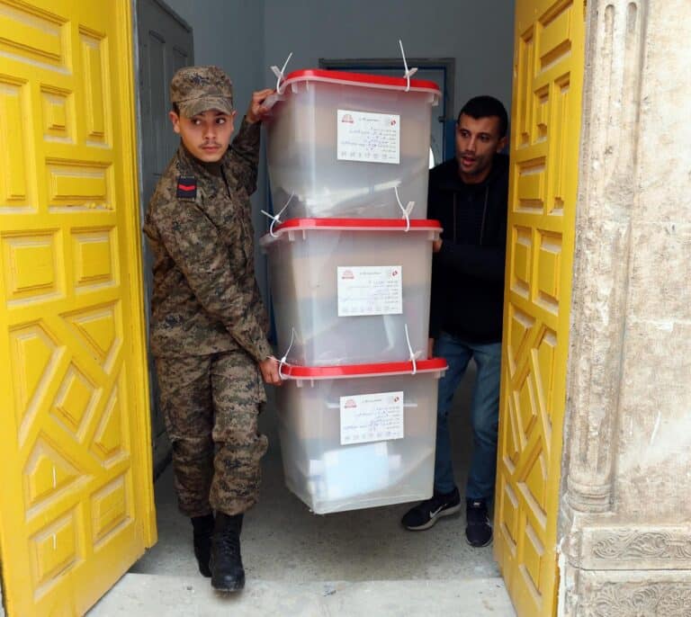 Túnez, entre la bancarrota y el retorno a la dictadura: "Peor que en los tiempos de Ben Ali"