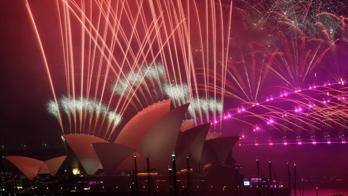 Fuegos artificales iluminan la noche australiana sobre el Sydney Opera House.