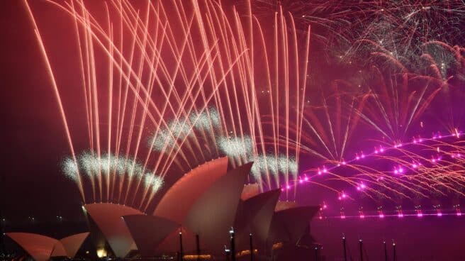 New Year's Eve celebrations in Australia Fuegos artificales iluminan la noche australiana sobre el Sydney Opera House.