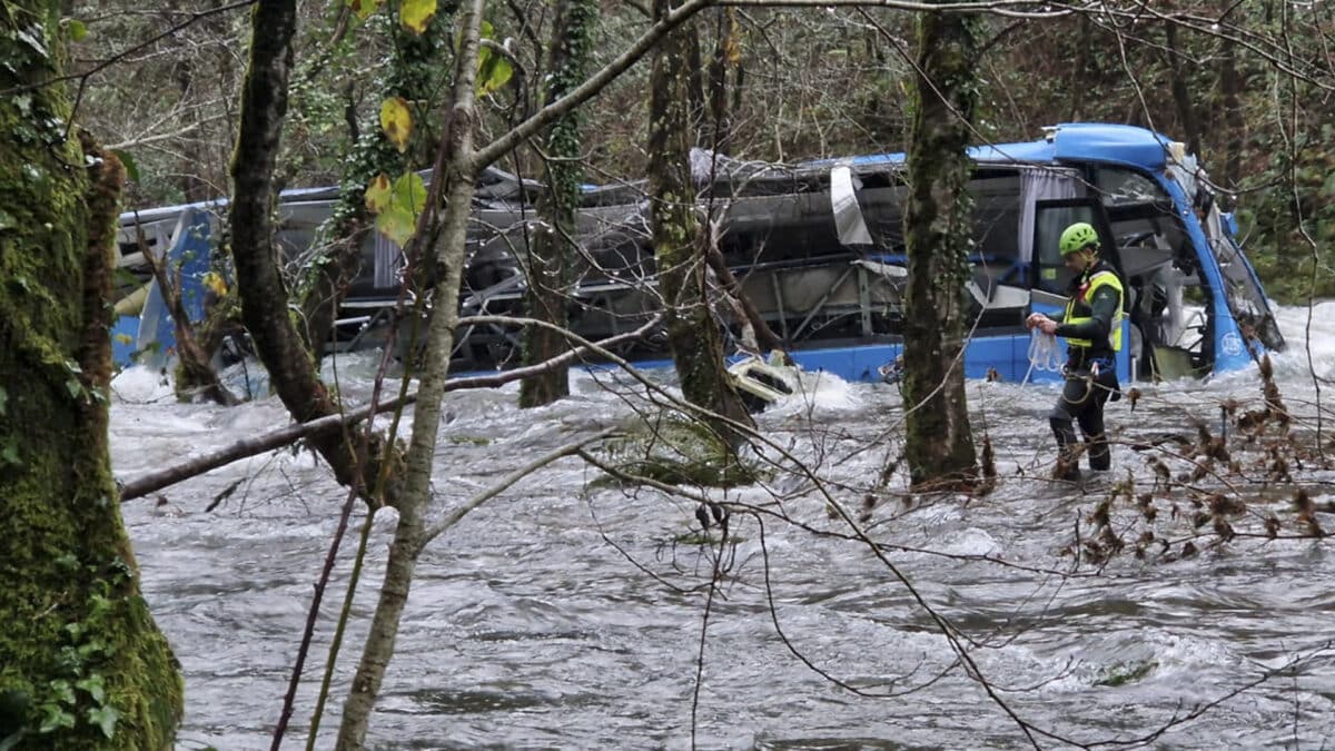 Los servicios de búsqueda trabajan en la recuperación del último pasajero del autoús de Galicia