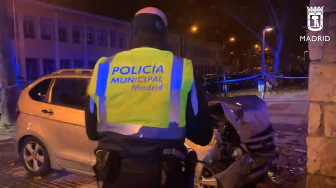 Grave un hombre de 45 años tras chocar con su coche contra la fachada de un edificio en San Blas