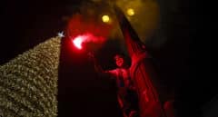Dos detenidos por escalar el árbol de Navidad de Sol en la celebración de la victoria de Argentina