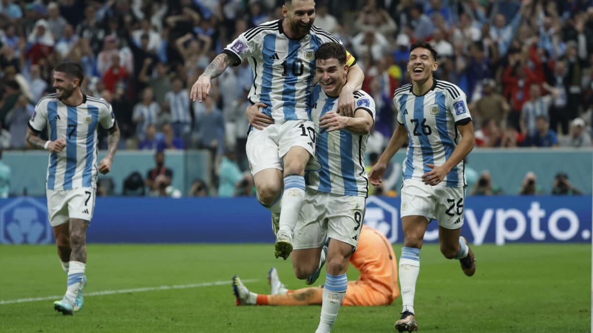 Messi y Julián Álvarez celebran uno de los goles de Argentina a Croacia en la semifinal del Mundial