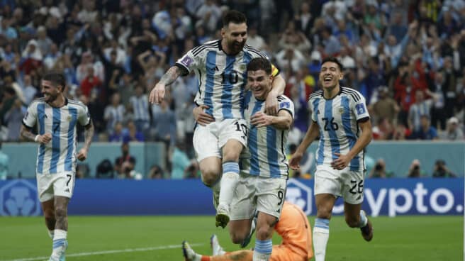 Messi y Julián Álvarez celebran uno de los goles de Argentina a Croacia en la semifinal del Mundial Messi y Julián Álvarez celebran uno de los goles de Argentina a Croacia en la semifinal del Mundial