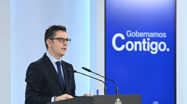 El Gobierno acata la decisión del TC pese a ser "de una gravedad máxima" MADRID, 19/12/2022.- El ministro de la Presidencia, Félix Bolaños, ha asegurado este lunes que, por lealtad institucional, hay que acatar la decisión del Tribunal Constitucional que paraliza la tramitación parlamentaria de la reforma judicial pese a considerar que es "de una gravedad máxima" y adoptada mediante un procedimiento "insólito". Así se ha expresado Bolaños en nombre del Ejecutivo en una declaración institucional en el Palacio de la Moncloa tras conocer esa decisión del Tribunal Constitucional. EFE/Pool Moncloa/Borja Puig de la Bellacasa ***SÓLO USO EDITORIAL, PERMITIDO SU USO SÓLO EN RELACIÓN A LA INFORMACIÓN QUE APARECE EN EL PIE DE FOTO, CRÉDITO OBLIGATORIO***
