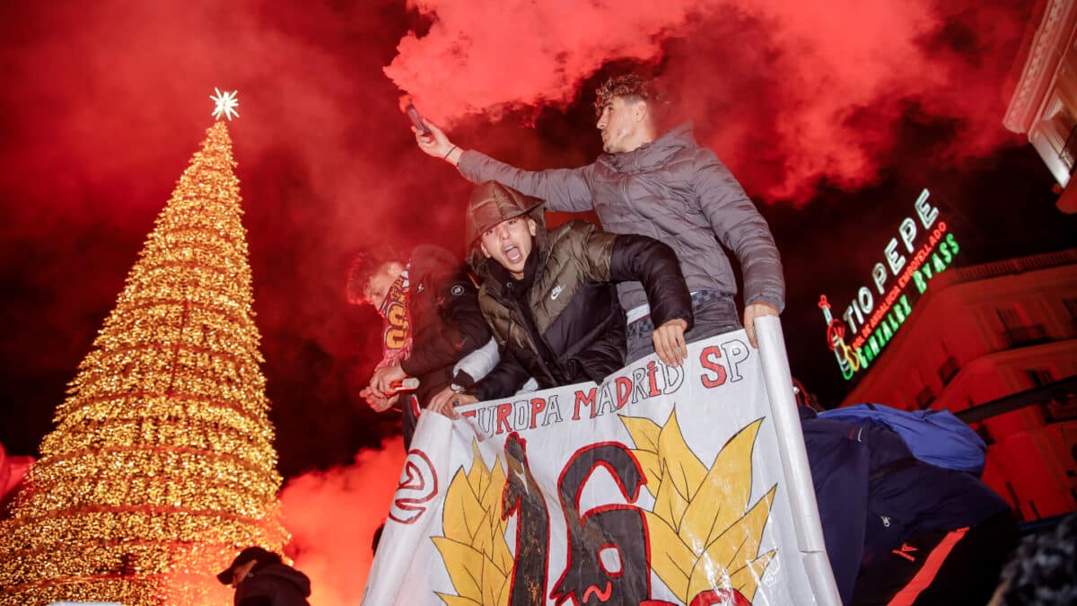 Aficionados de la Selección de fútbol de Marruecos celebran la victoria de su equipo frente a Portugal