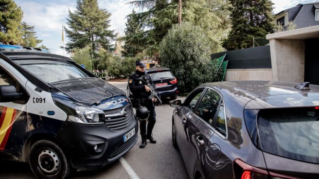 agente_policia_embajada_ucrania_donde_producido_explosion_30_noviembre_2022 Un Agente de Policía en la embajada de Ucrania