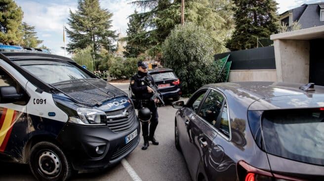 Un Agente de Policía en la embajada de Ucrania