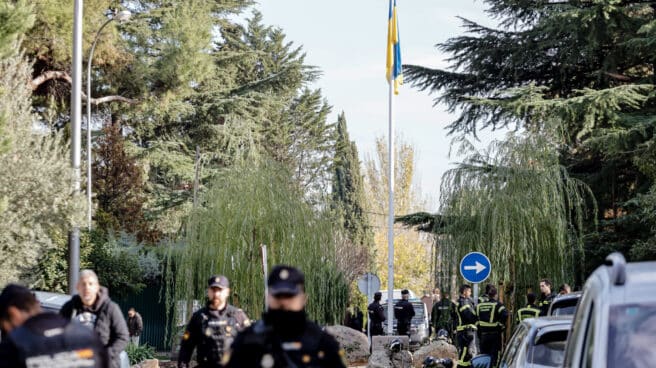 Agentes de Policía en la embajada de Ucrania