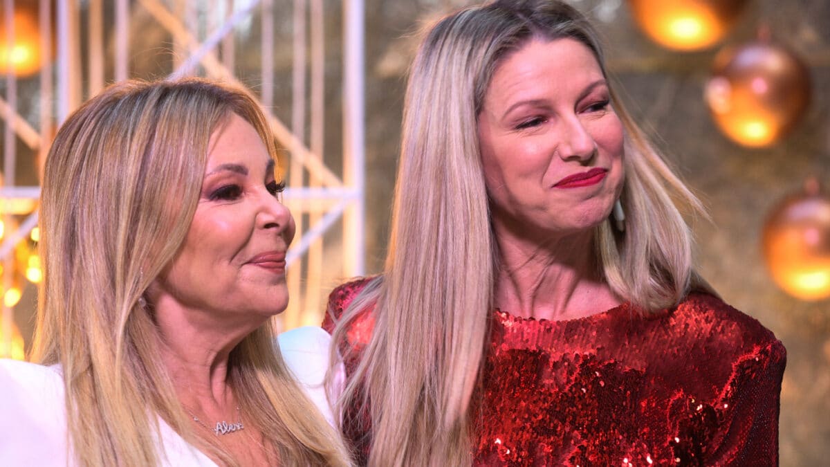 Ana García Obregón y Anne Igartiburu posando en el photocall durante la presentación de la programación de navideña de RTVE