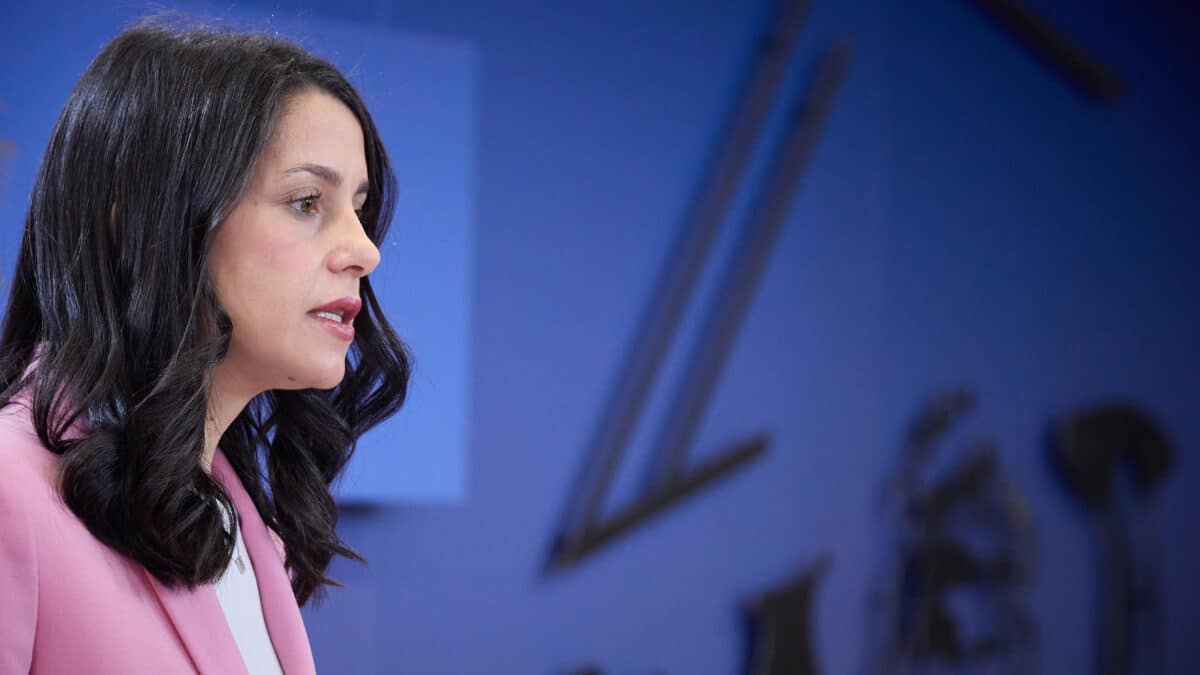 La líder de Ciudadanos, Inés Arrimadas, interviene durante una rueda de prensa, en el Congreso de los Diputados