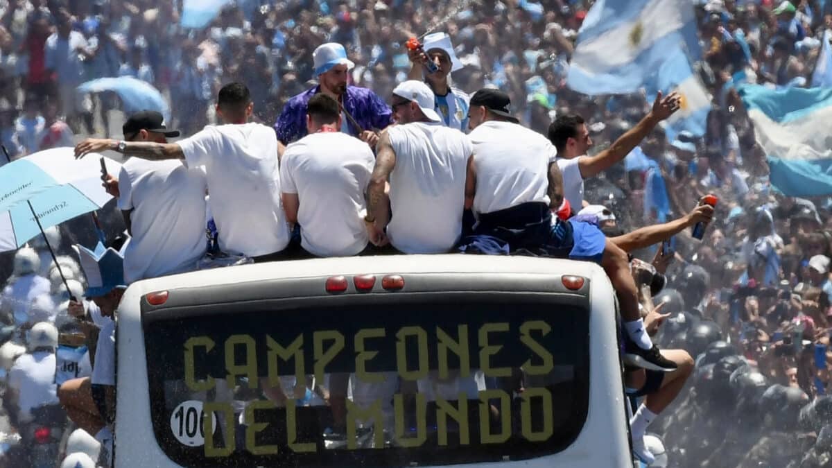 El autobús de los jugadores de la selección argentina, bloqueado en su camino a Buenos Aires.