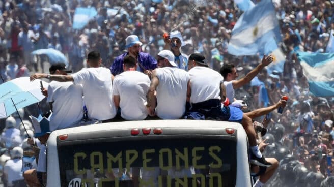 El autobús de los jugadores de la selección argentina, bloqueado en su camino a Buenos Aires.