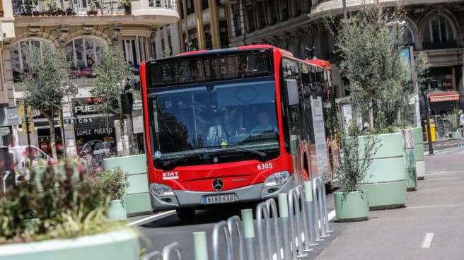 Un autobús pasa por la Plaza del Ayuntamiento de Valencia.