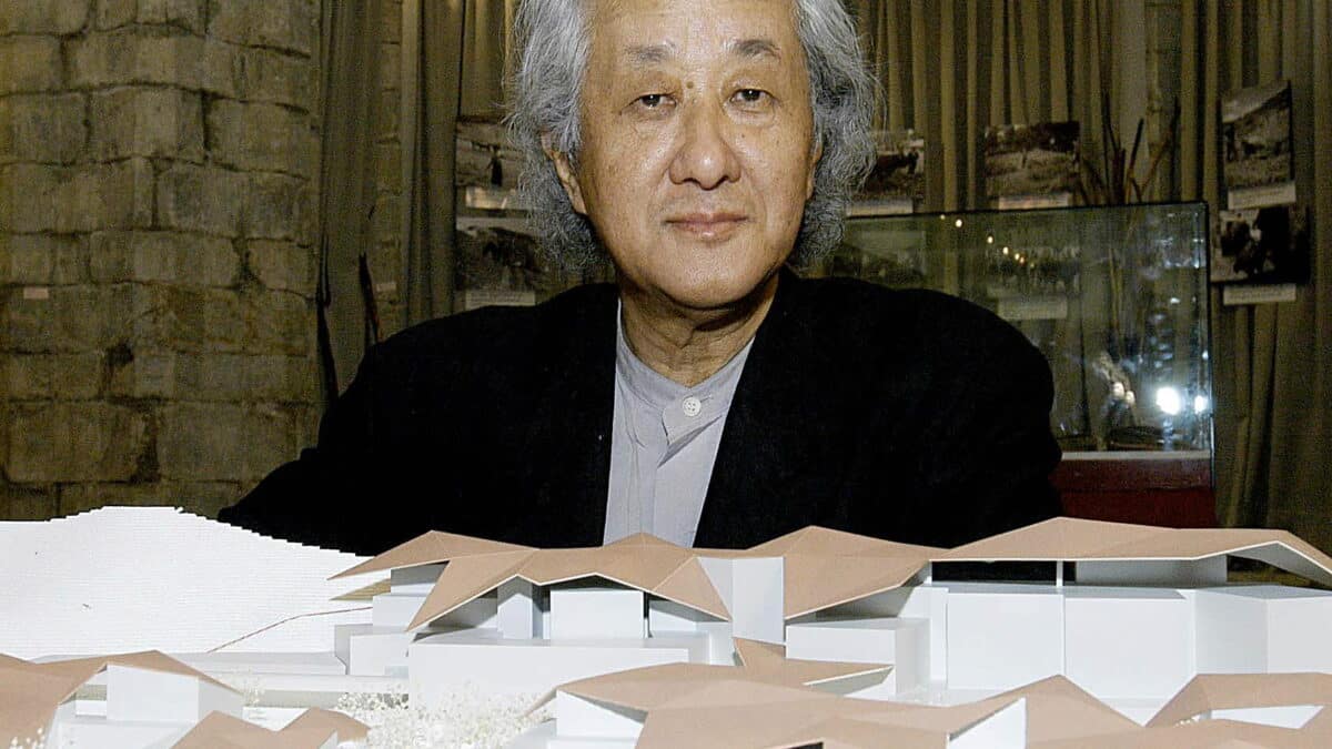 Fotografía de archivo fechada el 13 de julio de 2005 del arquitecto japonés Arata Isozaki junto a la maqueta de su proyecto para el balneario de Arties