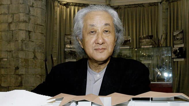 Fallece el arquitecto japonés Arata Isozaki, autor del Palau Sant Jordi de Barcelona Fotografía de archivo fechada el 13 de julio de 2005 del arquitecto japonés Arata Isozaki junto a la maqueta de su proyecto para el balneario de Arties