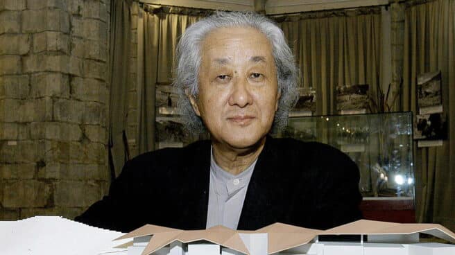 Fotografía de archivo fechada el 13 de julio de 2005 del arquitecto japonés Arata Isozaki junto a la maqueta de su proyecto para el balneario de Arties