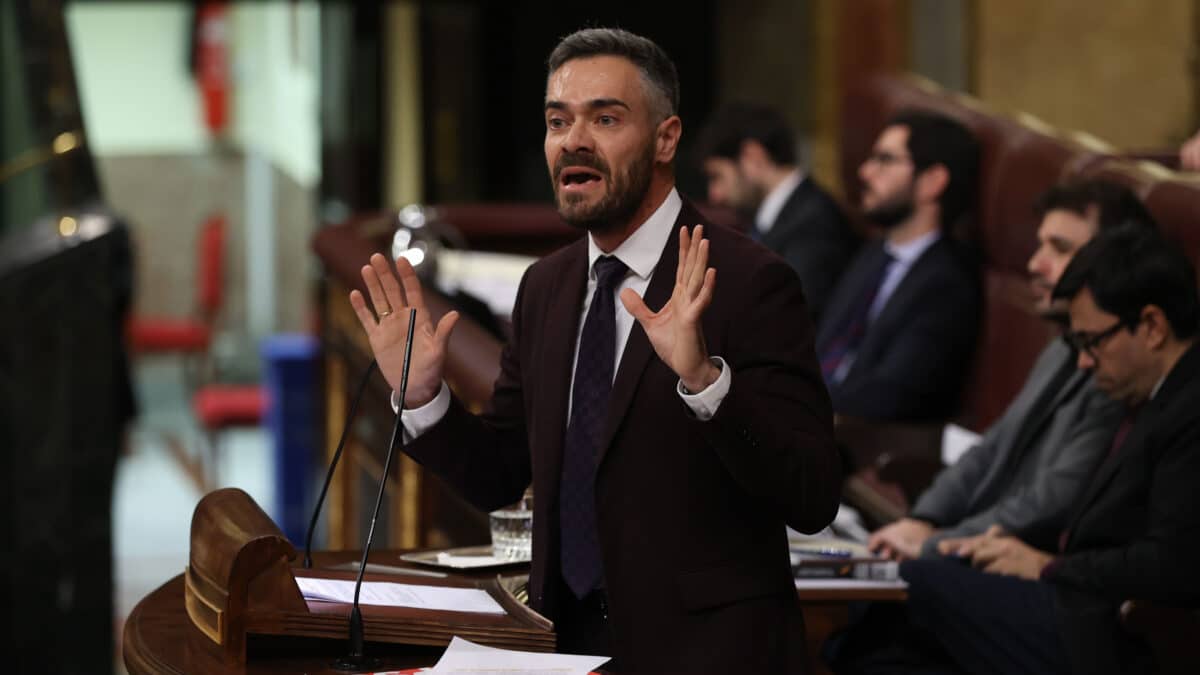 MADRID, 15/12/2022.- El diputado del PSOE Felipe Jesús Sicilia interviene durante el pleno extraordinario del Congreso de los Diputados celebrado este jueves en Madrid para votar una amplia reforma impulsada por el Gobierno para eliminar el delito de sedición y rebajar las penas del de malversación, que también implica cambios en el Poder Judicial. EFE/ Kiko Huesca