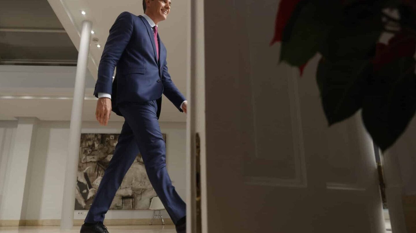 MADRID, 27/12/2022.- El presidente del Gobierno, Pedro Sánchez tras la rueda de prensa ante los medios tras el Consejo de Ministros celebrado en el Palacio de La Moncloa en Madrid este martes. EFE/ Juan Carlos Hidalgo